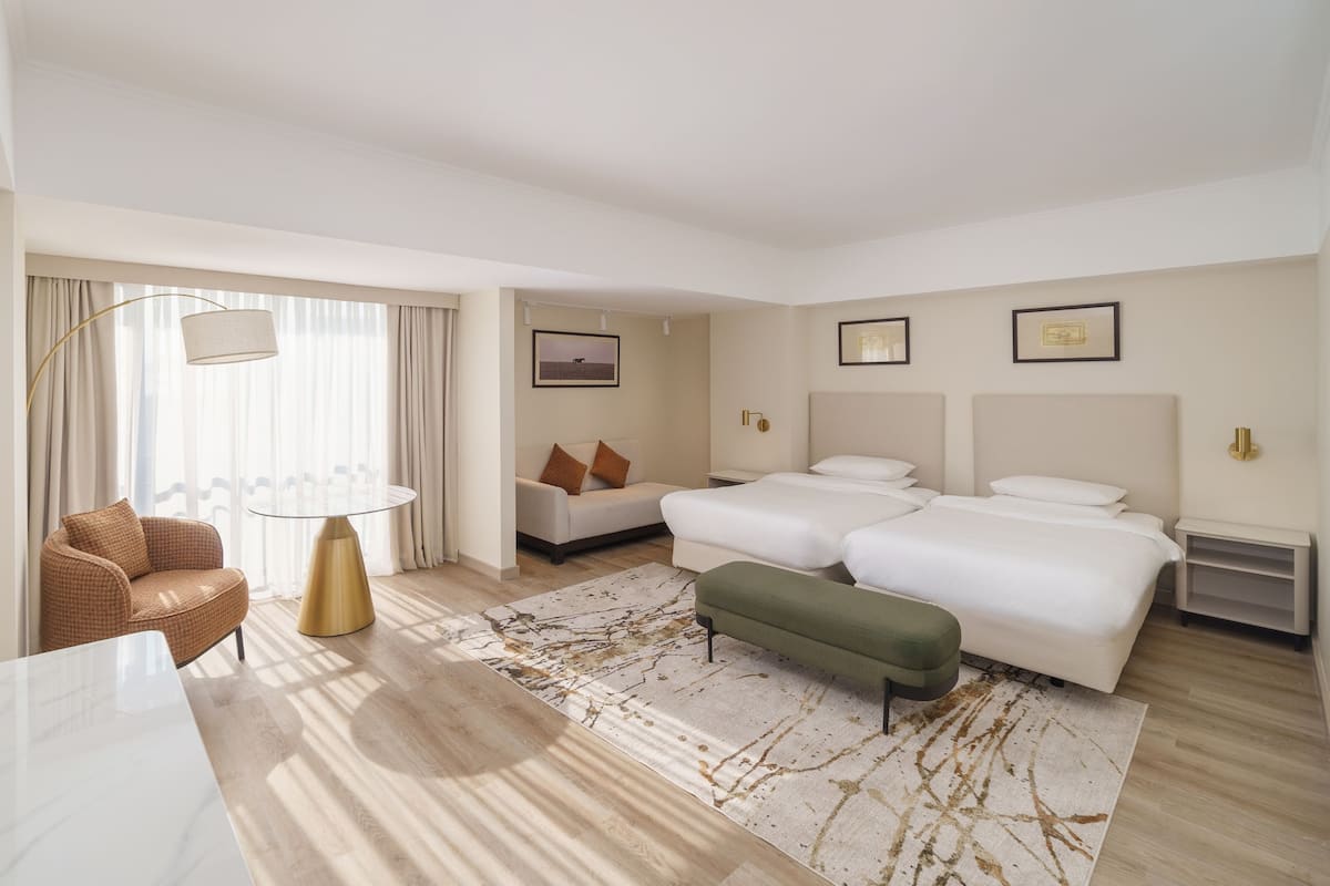 Deluxe Room, 2 Twin Beds (Club Access) | Minibar, in-room safe, desk, soundproofing