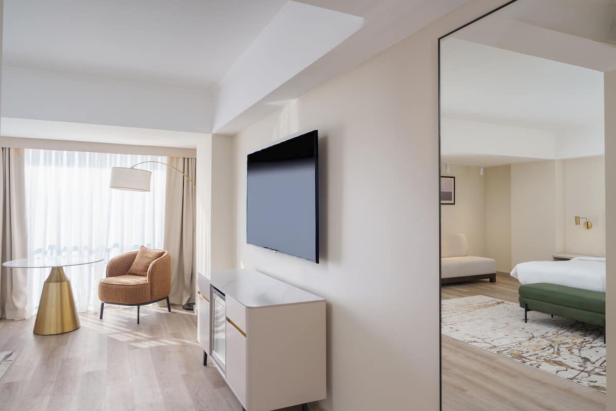 Deluxe Room, 1 King Bed | Minibar, in-room safe, desk, soundproofing