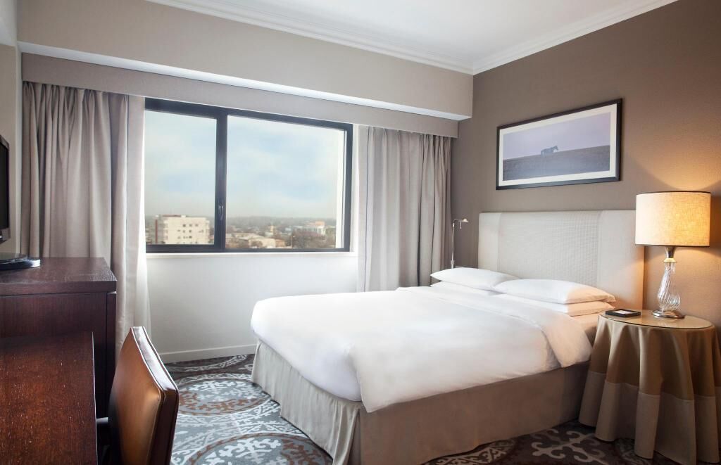 迷你吧、客房内保险箱、办公桌、隔音