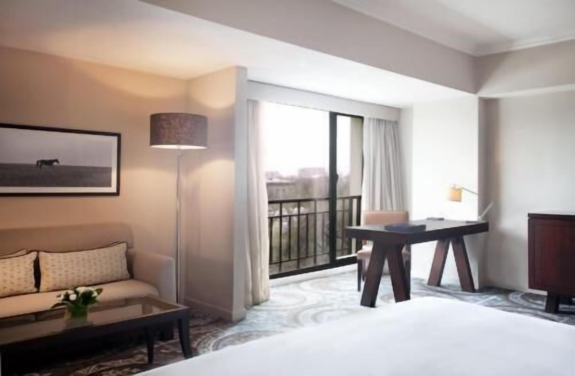 迷你吧、客房内保险箱、办公桌、隔音