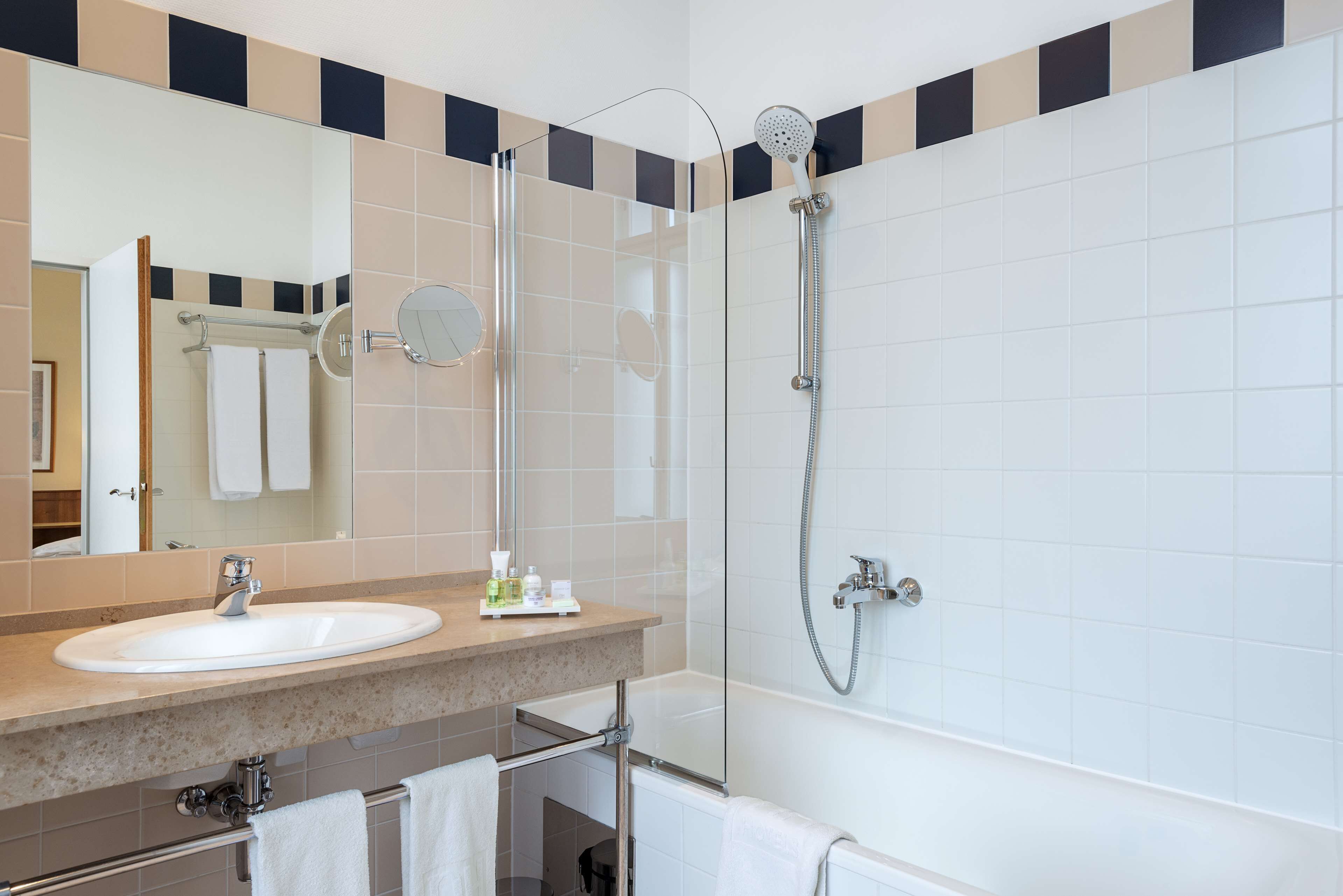 combined shower/bathtub, eco-friendly toiletries, hair dryer, towels