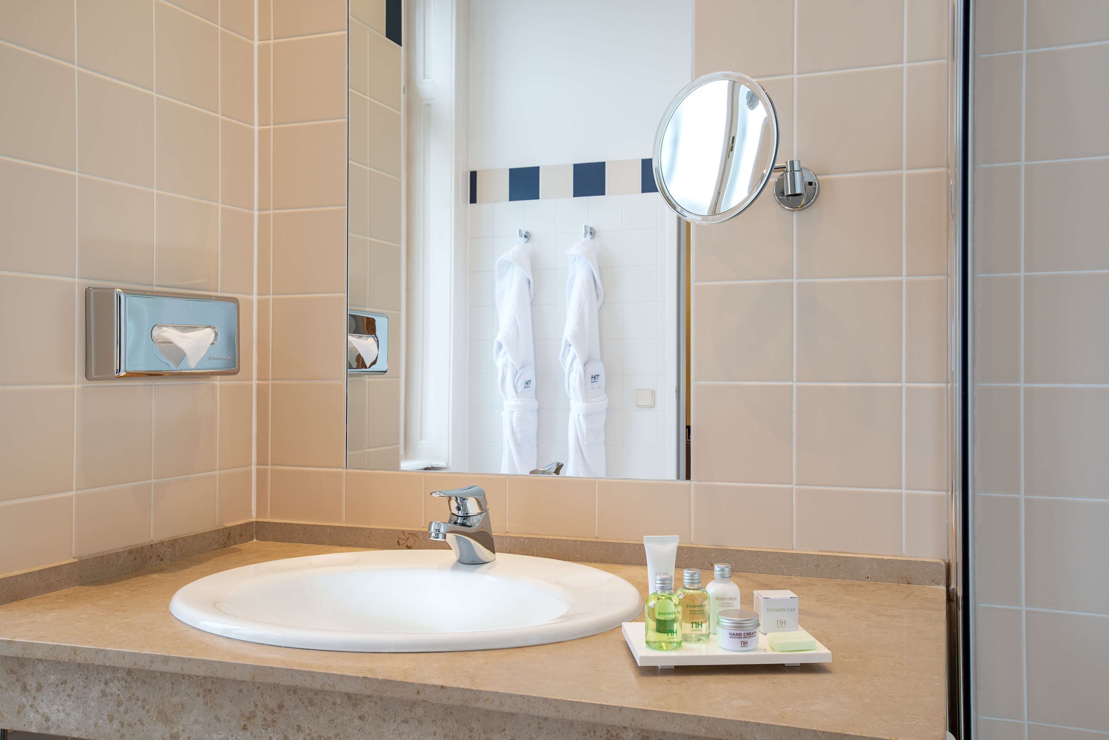 combined shower/bathtub, eco-friendly toiletries, hair dryer, towels