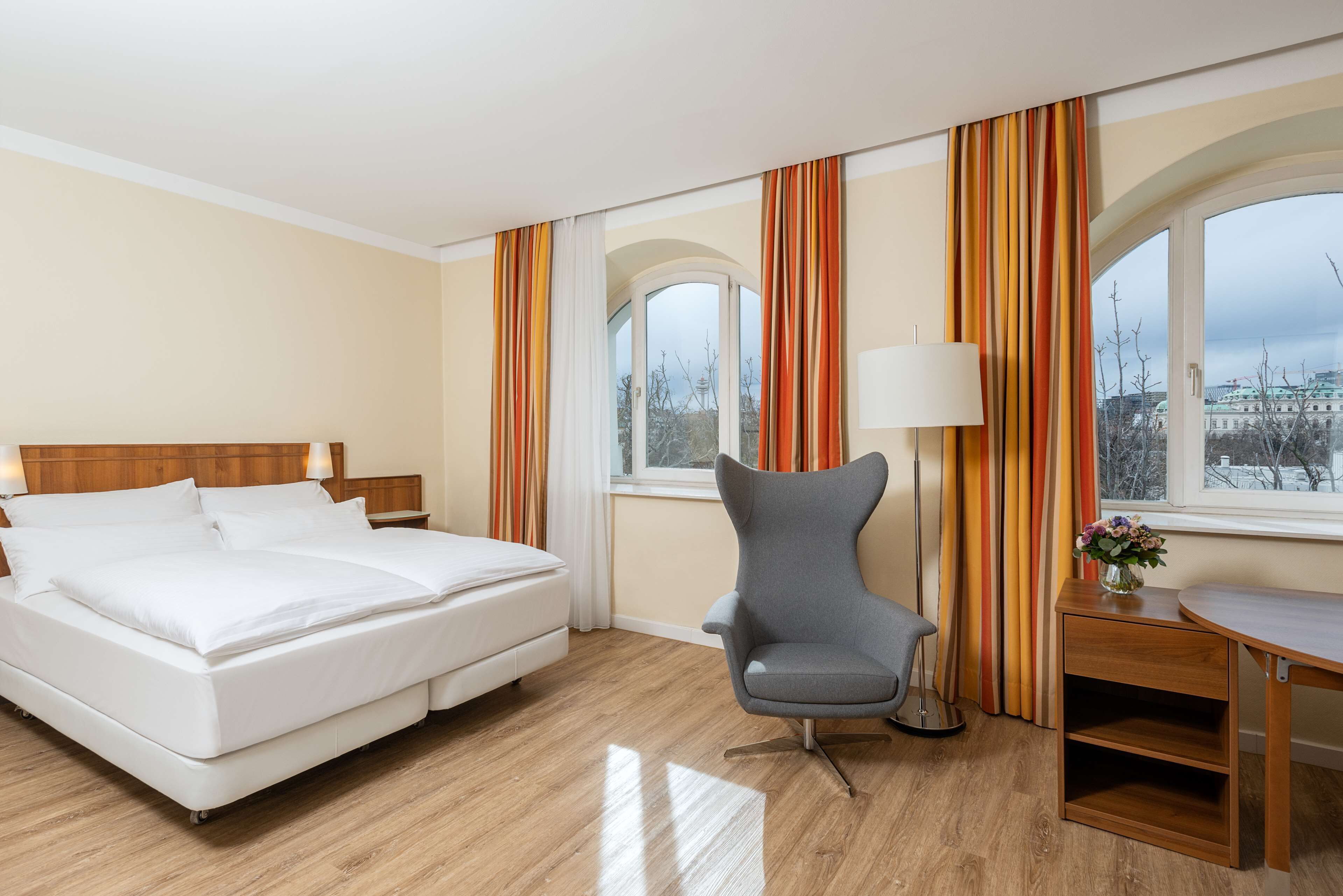 standard room | minibar, in-room safe, desk, soundproofing