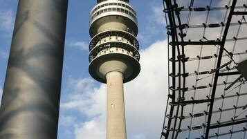 Una torre alta con una plataforma de observación circular y un pináculo en la parte superior.
