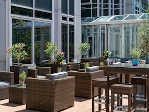 Souper servi sur place, vue sur le jardin