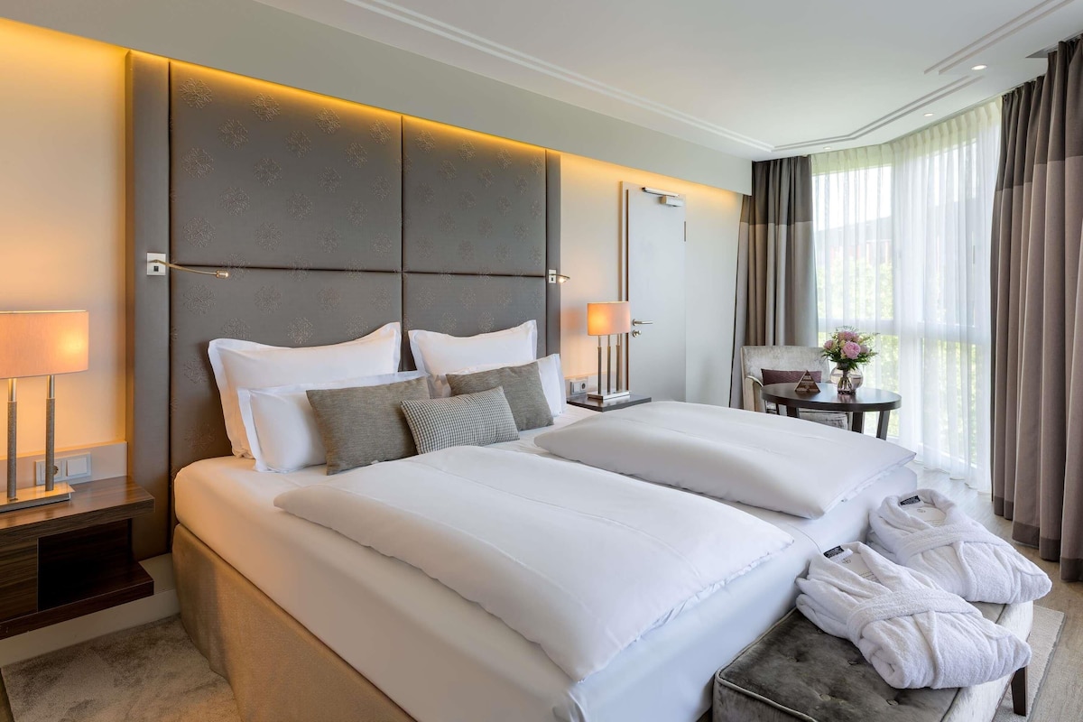 Suite junior, 1 cama doble | Ropa de cama hipoalergénica, minibar, caja fuerte y escritorio