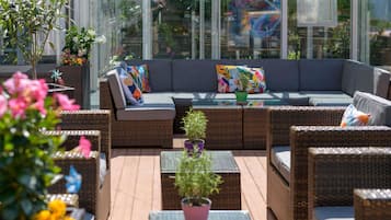 Abendessen, internationale Küche, Blick auf den Garten