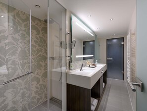 Superior Suite | Hypo-allergenic bedding, minibar, in-room safe, individually decorated - Pullman Munich (Munich)
