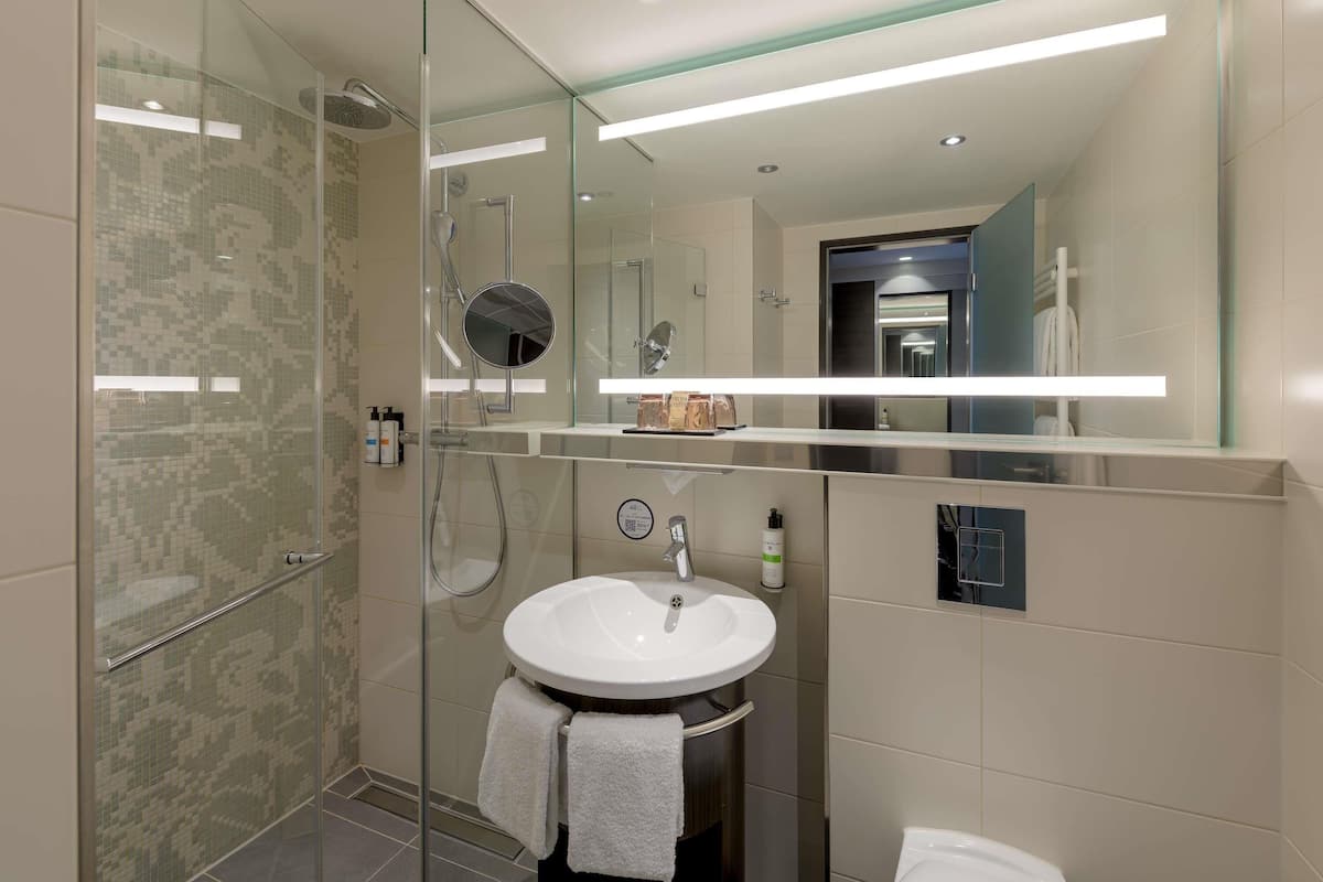 1 bedroom, hypo-allergenic bedding, minibar, in-room safe