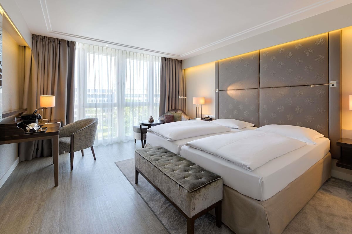 Superior Room, 1 Queen Bed (Premium) | Hypo-allergenic bedding, minibar, in-room safe, individually decorated