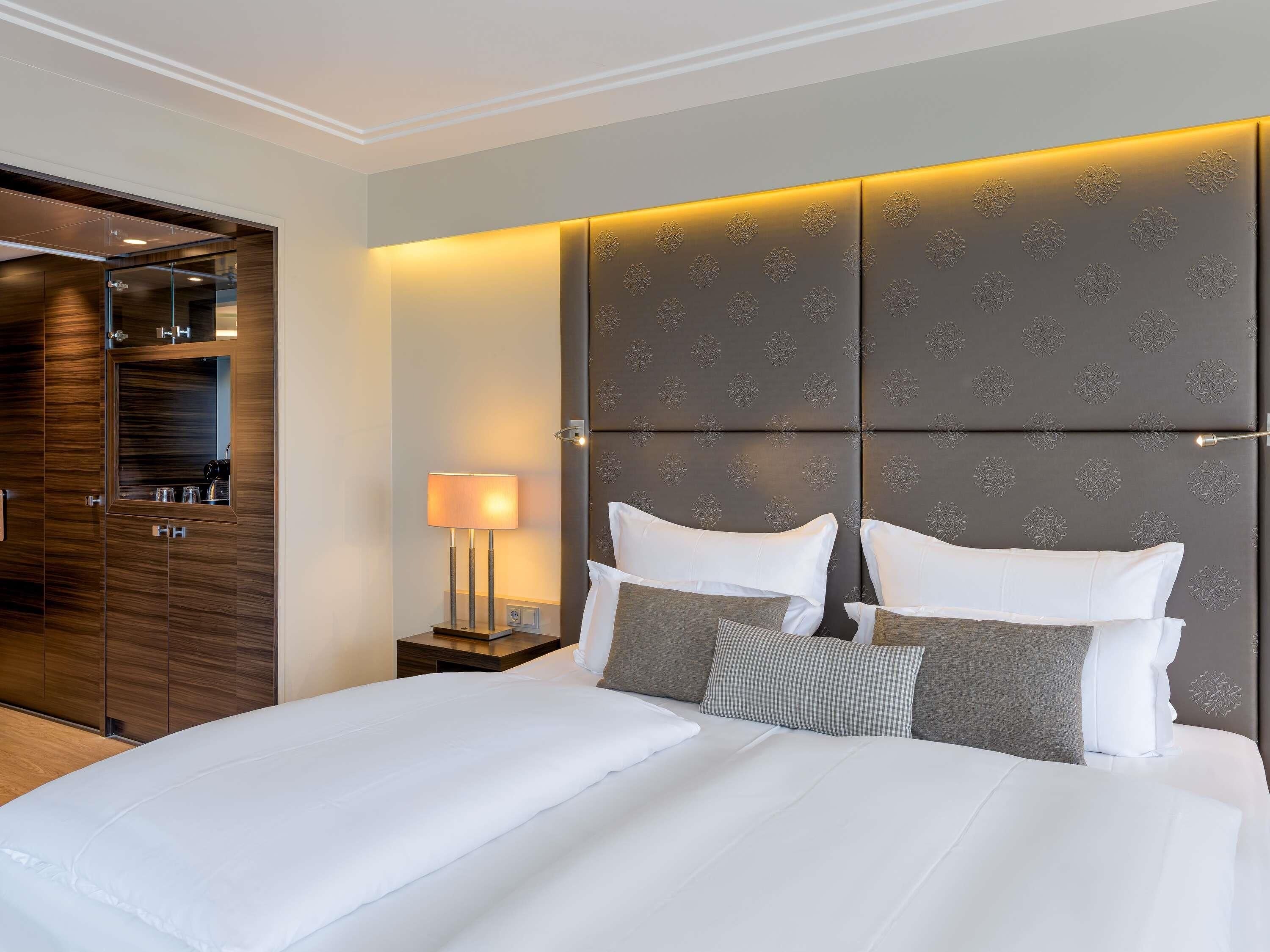 Ropa de cama hipoalergénica y minibar 