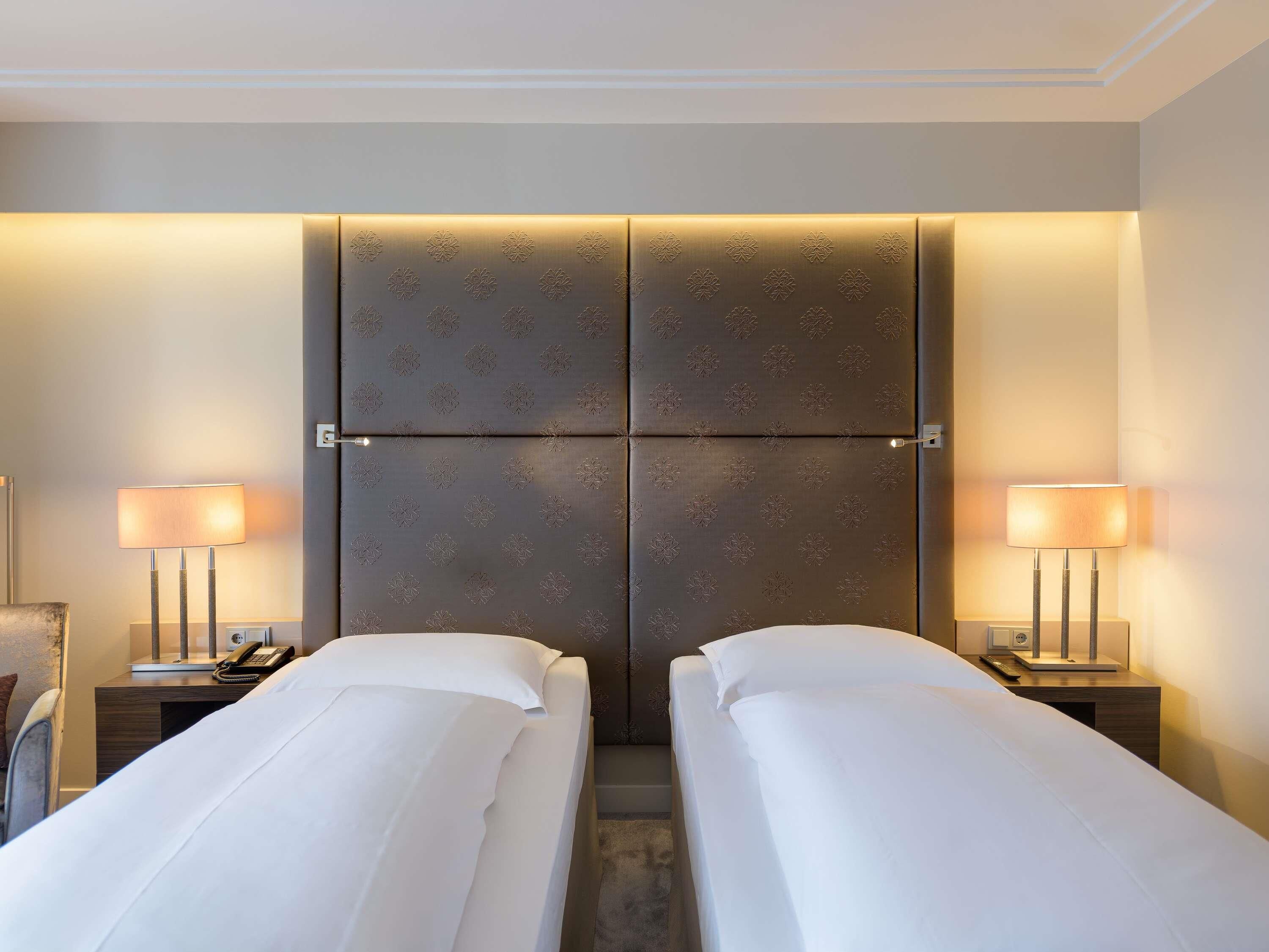 Allergitestet sengetøy, minibar, safe på rommet og individuelt dekorert