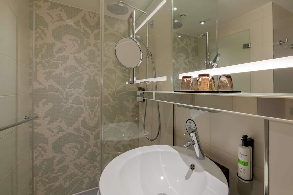 1 bedroom, hypo-allergenic bedding, minibar, in-room safe