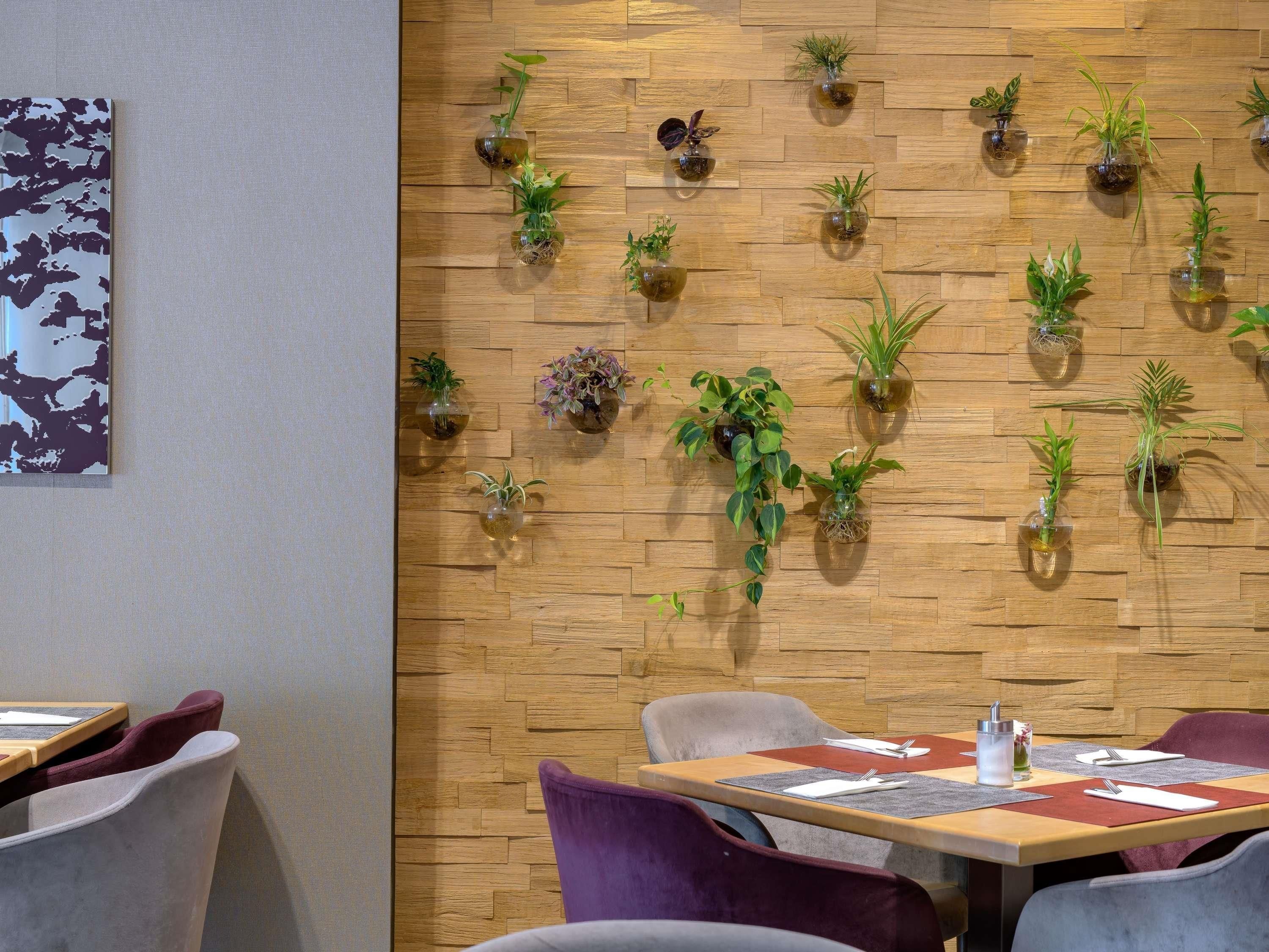 Ein Restaurantinneres mit Holzwänden, mehreren Tischen und Stühlen.