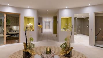 Un vestíbulo de hotel con una zona de estar central, un mostrador de recepción y una zona de ducha.