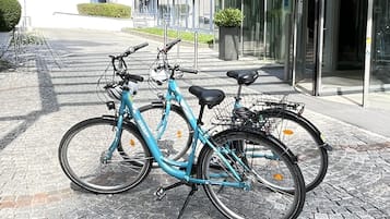 Un edificio moderno con fachada de vidrio y una bicicleta estacionada adelante.