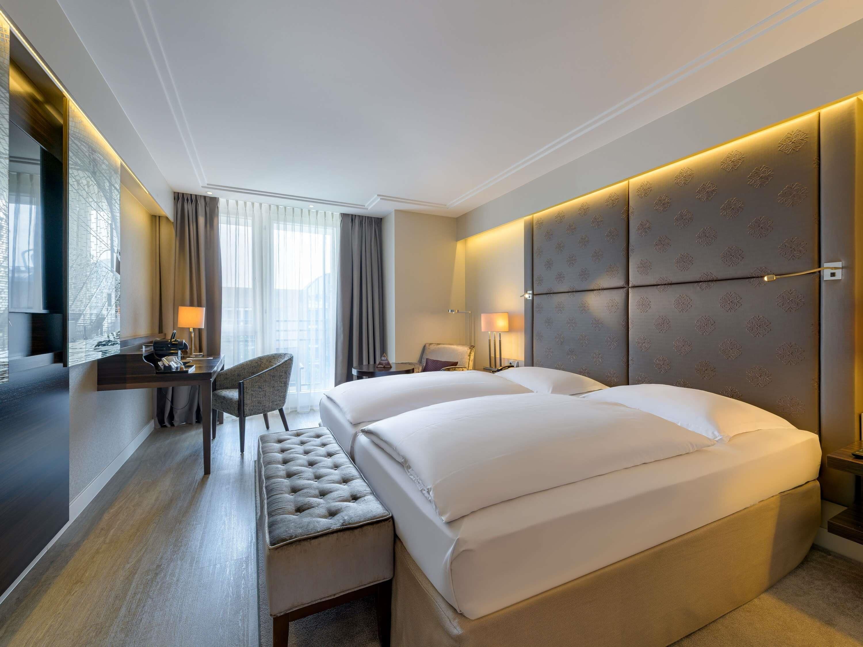 Allergitestet sengetøy, minibar, safe på rommet og individuelt dekorert