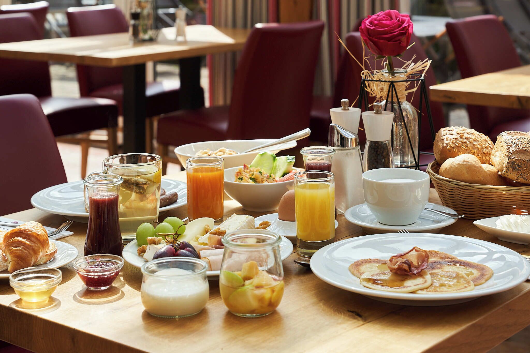 Free daily buffet breakfast