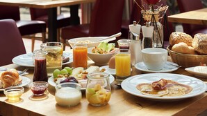 A breakfast table with various food items and drinks. - Riessersee Hotel (Garmisch-Partenkirchen)