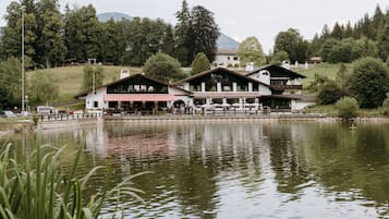 2 restaurants servant le déjeuner et le dßner, plats Cuisine allemande