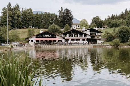 2 restaurantes; se sirven almuerzos, cenas y cocina alemana . Riessersee Hotel