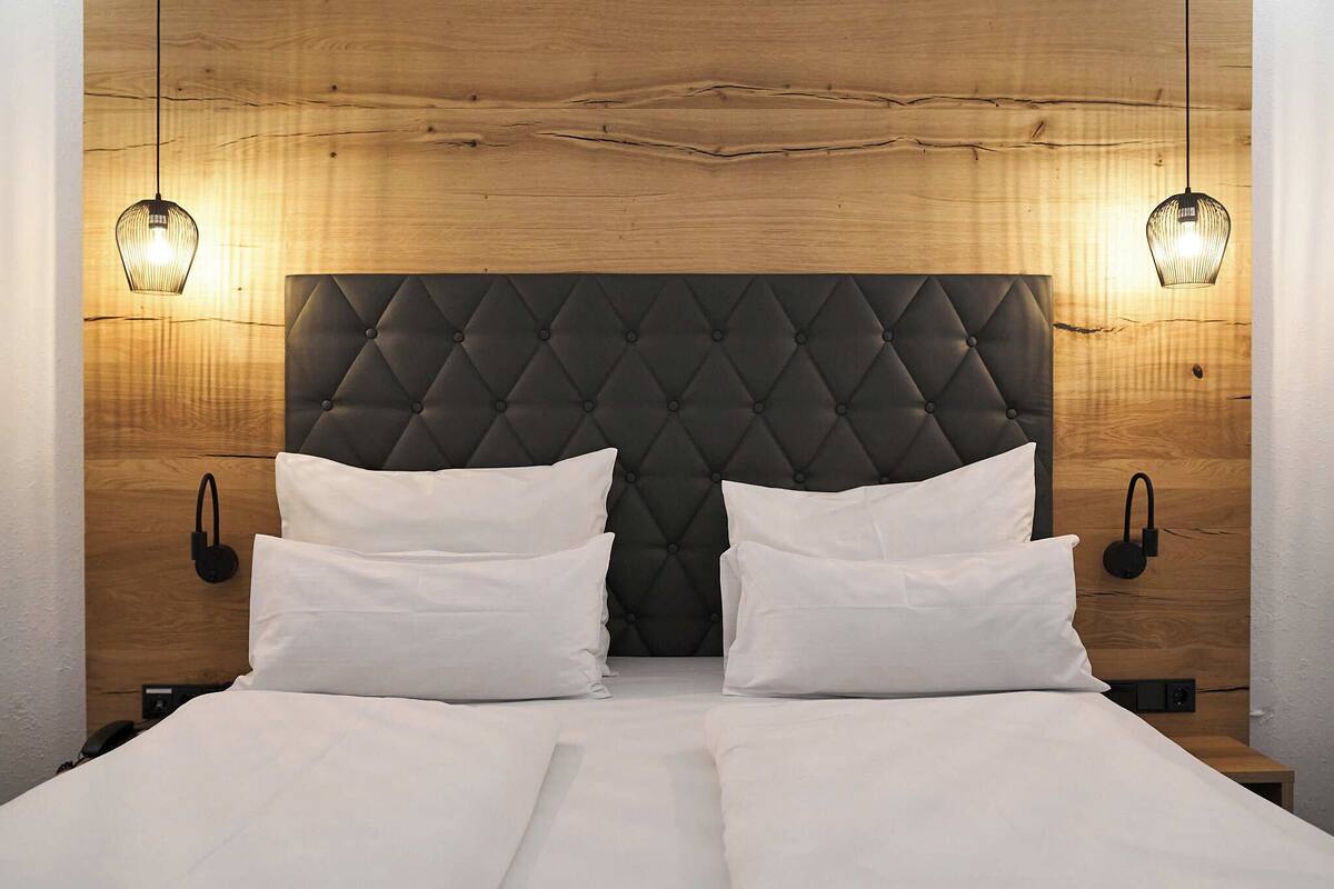 deluxe duplex, 1 king bed | 1 bedroom, hypo-allergenic bedding, in-room safe, desk