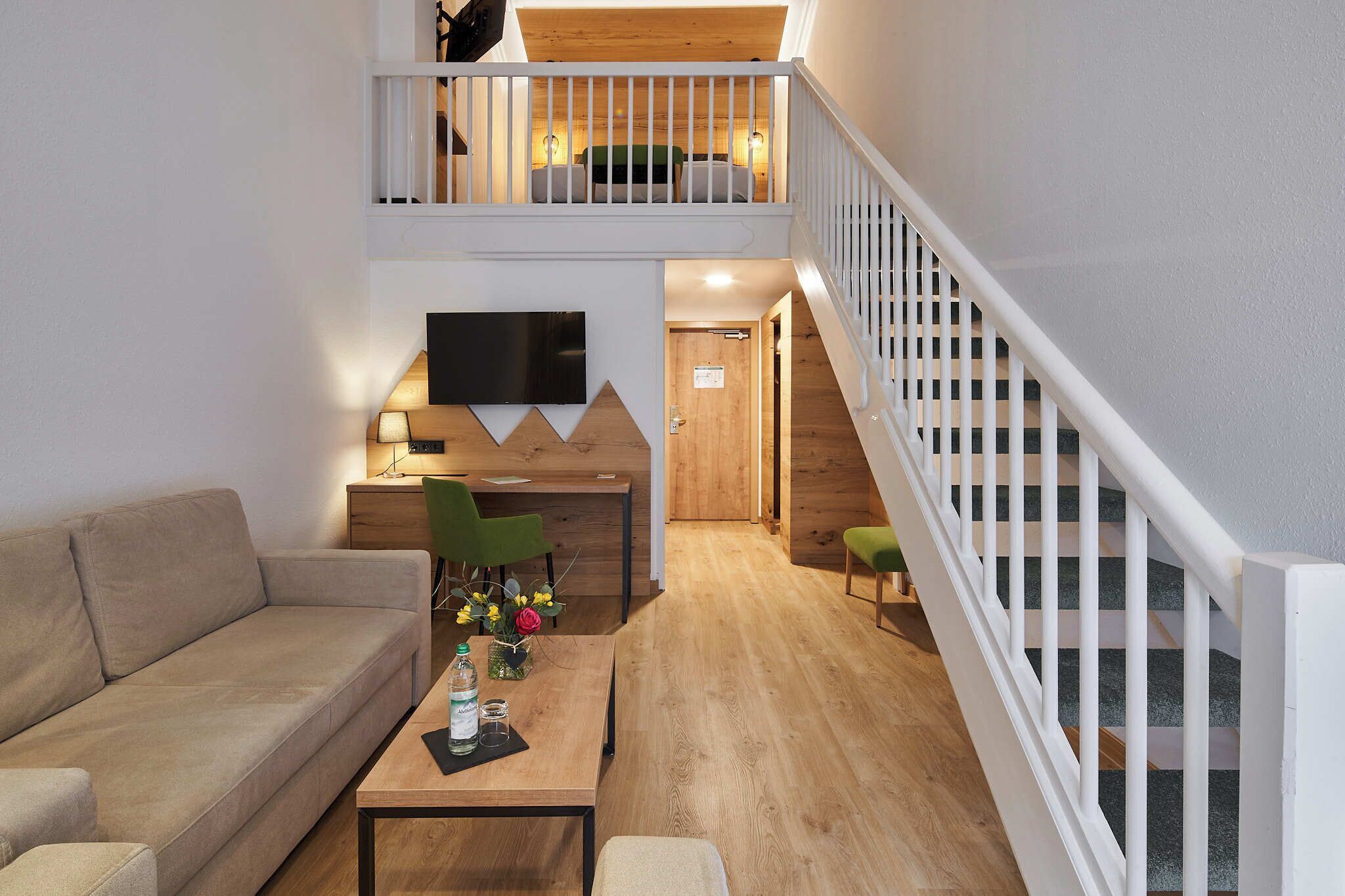 deluxe duplex, 1 king bed | 1 bedroom, hypo-allergenic bedding, in-room safe, desk