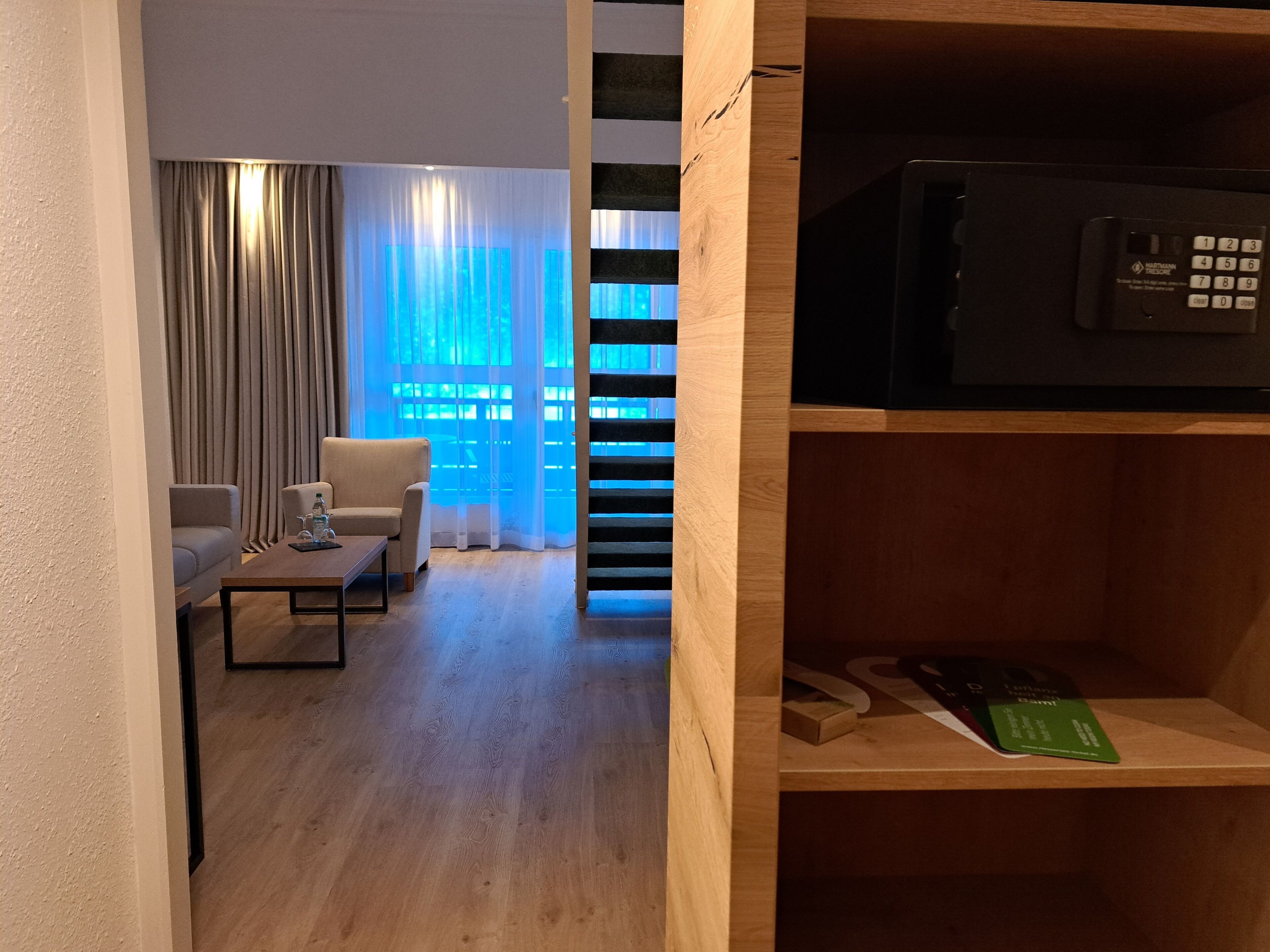 deluxe duplex, 1 king bed | 1 bedroom, hypo-allergenic bedding, in-room safe, desk