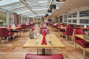 2 restaurants; s'hi serveixen dinars i sopars