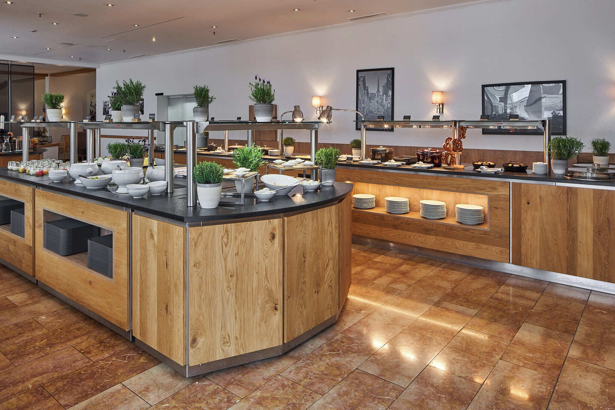 2 restaurants, lunch, dinner served; german cuisine