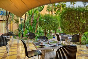 3 restaurantes, se sirven desayunos, comidas y cocina a la parrilla