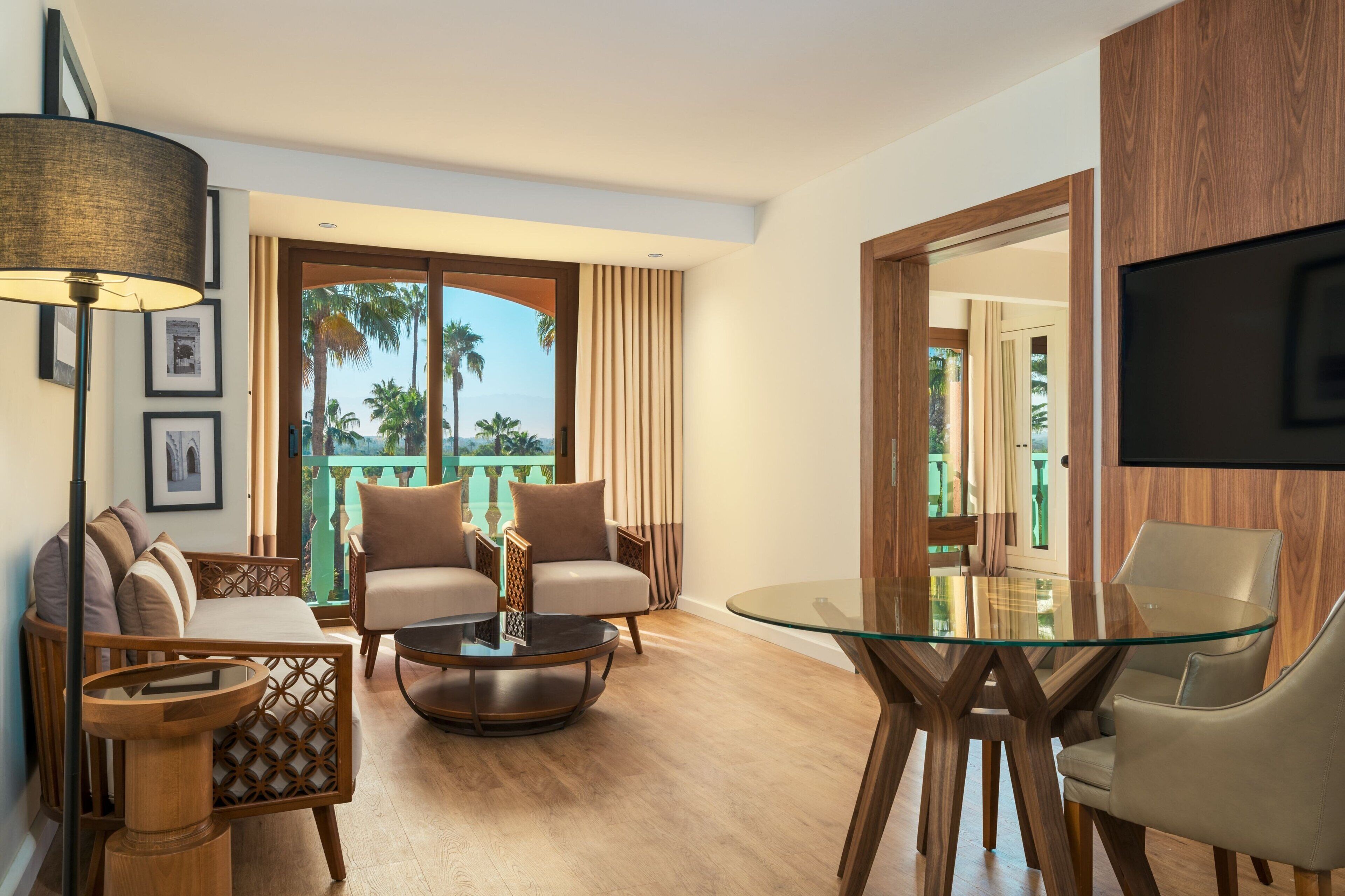 ห้องสวีท, 1 ห้องนอน | ห้องนั่งเล่น | ทีวีจอพลาสมา 32 นิ้ว พร้อมช่องเคเบิล, ทีวี