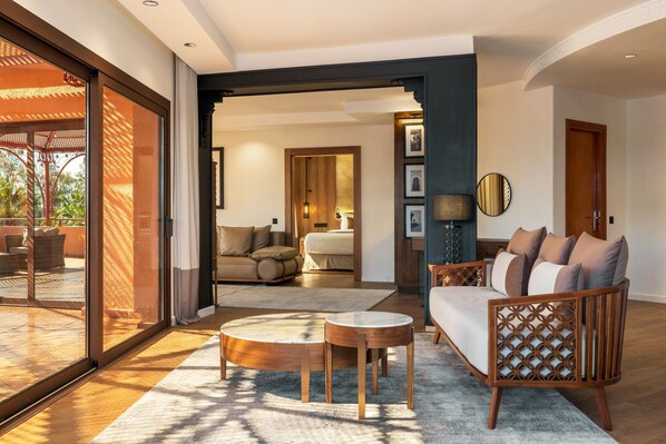 Suite presidencial, 2 habitaciones, Terraza (View) | Sala de estar | Televisión de plasma de 32 pulgadas con canales por cable y televisión 