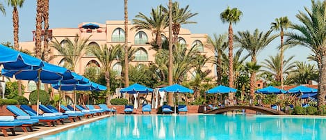 2 piscines extérieures, parasols de plage, chaises longues