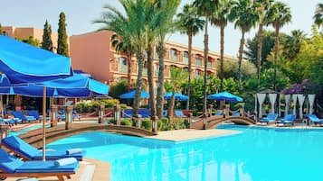 2 kolam renang terbuka, payung kolam, kerusi lepak pantai