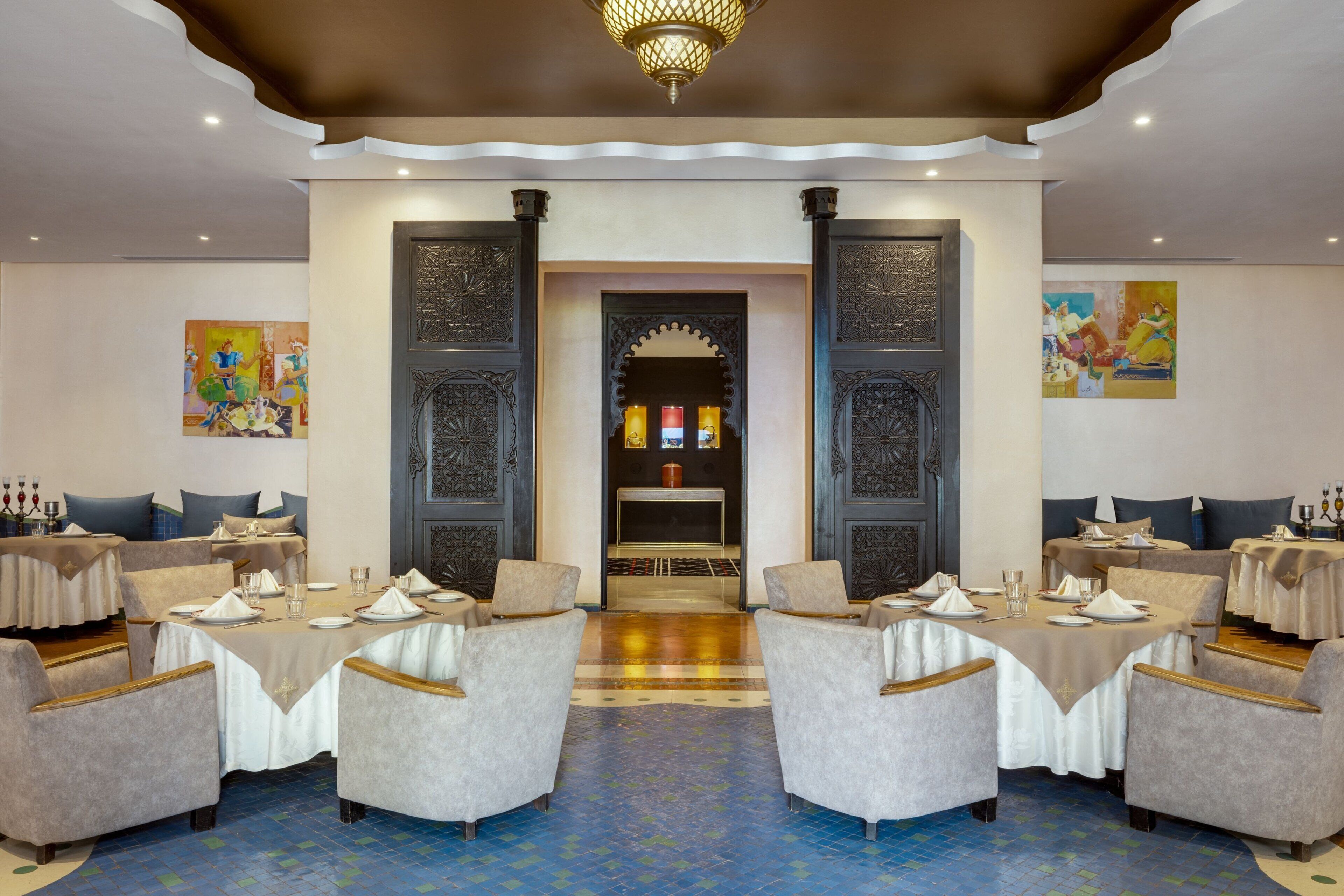 3 restaurants, breakfast, lunch, dinner served; barbecue