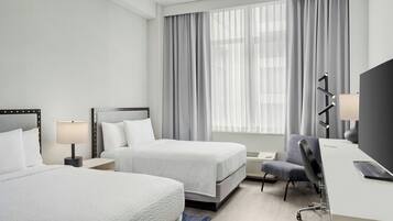 Quarto, 2 camas de casal | Camas com colchões pillow-top, escrivaninha, cortinas blackout