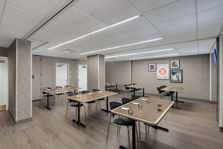 Fairfield Inn Suites Chicago Downtown Magnificent Mile - Image 17