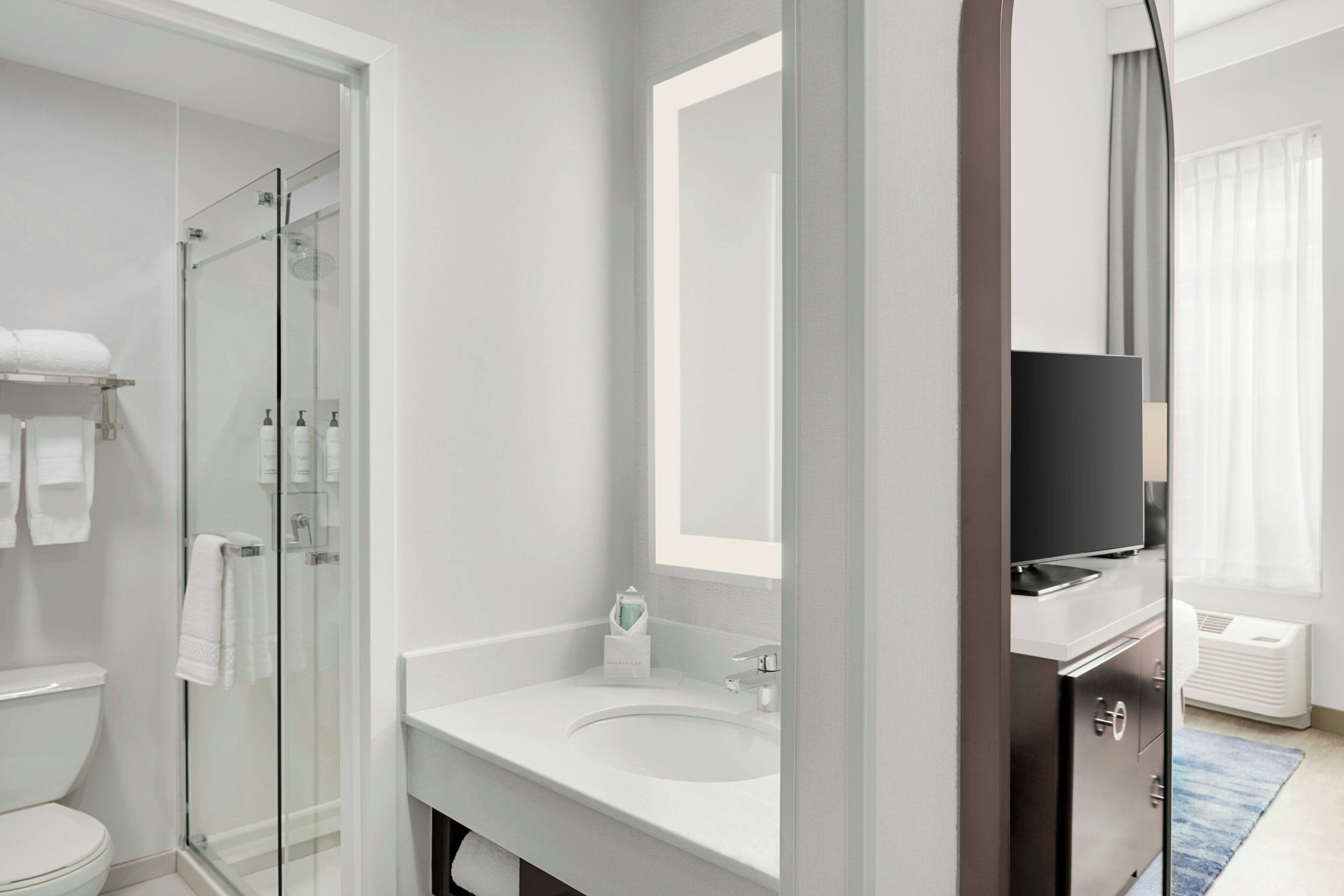 Quarto, 1 cama Queen, notificação para pessoas com deficiência auditiva (Accessible Bathtub) | Banheiro | Produtos de toalete grátis, secador de cabelo, toalhas de banho 