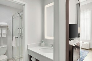 Room, 1 Queen Bed, Hearing Accessible (Accessible Bathtub) | Bathroom | Free toiletries, hair dryer, towels