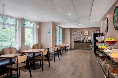 Fairfield Inn Suites Chicago Downtown Magnificent Mile - Image 9