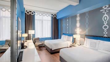 Camas con pillow-top, escritorio y cortinas blackout