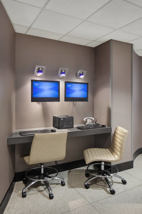 Fairfield Inn Suites Chicago Downtown Magnificent Mile - Image 11