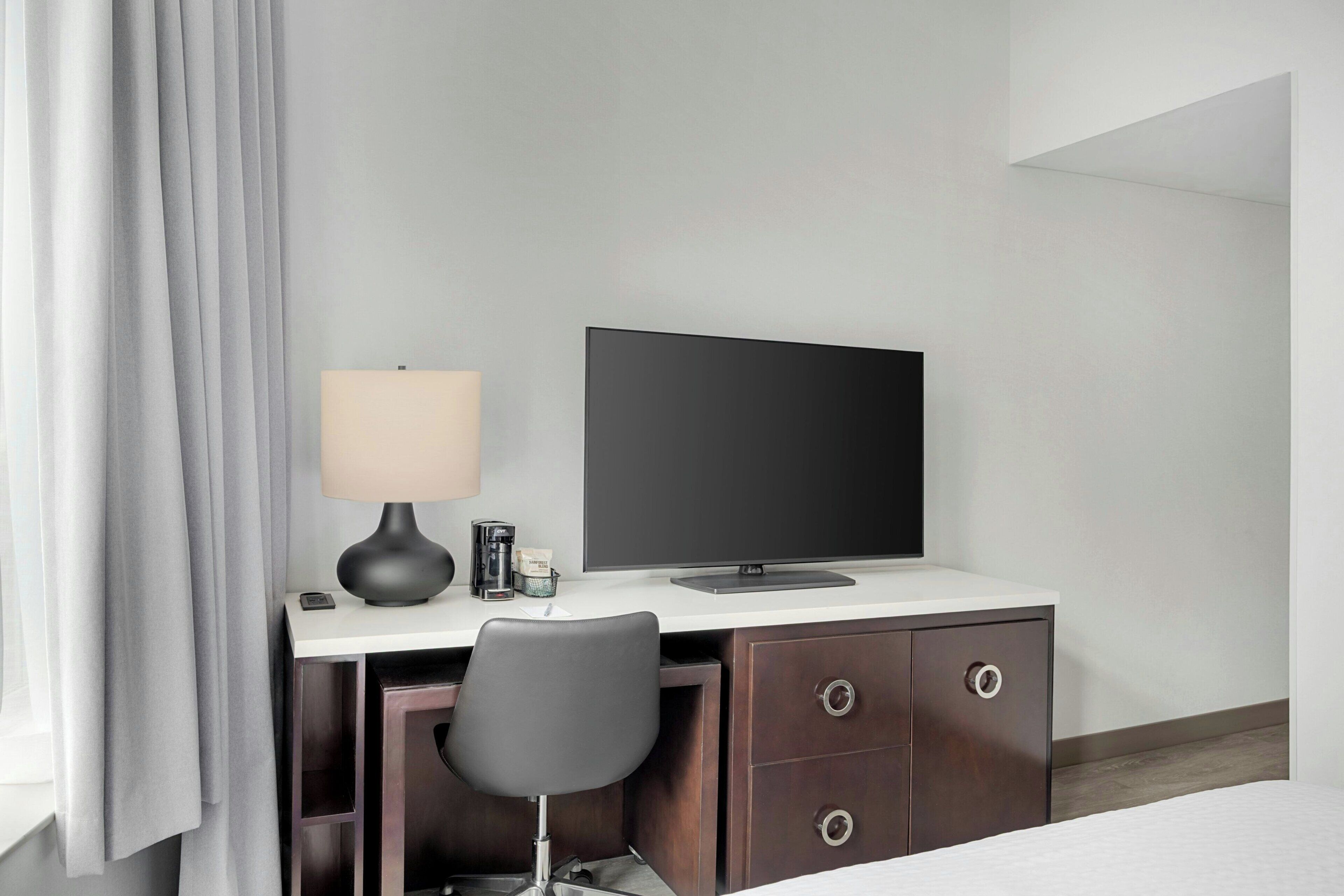 Habitación, 1 cama Queen size (Accessible Bathtub) | Camas con pillow-top, escritorio y cortinas blackout 