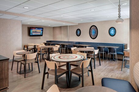 Fairfield Inn Suites Chicago Downtown Magnificent Mile - Image 10