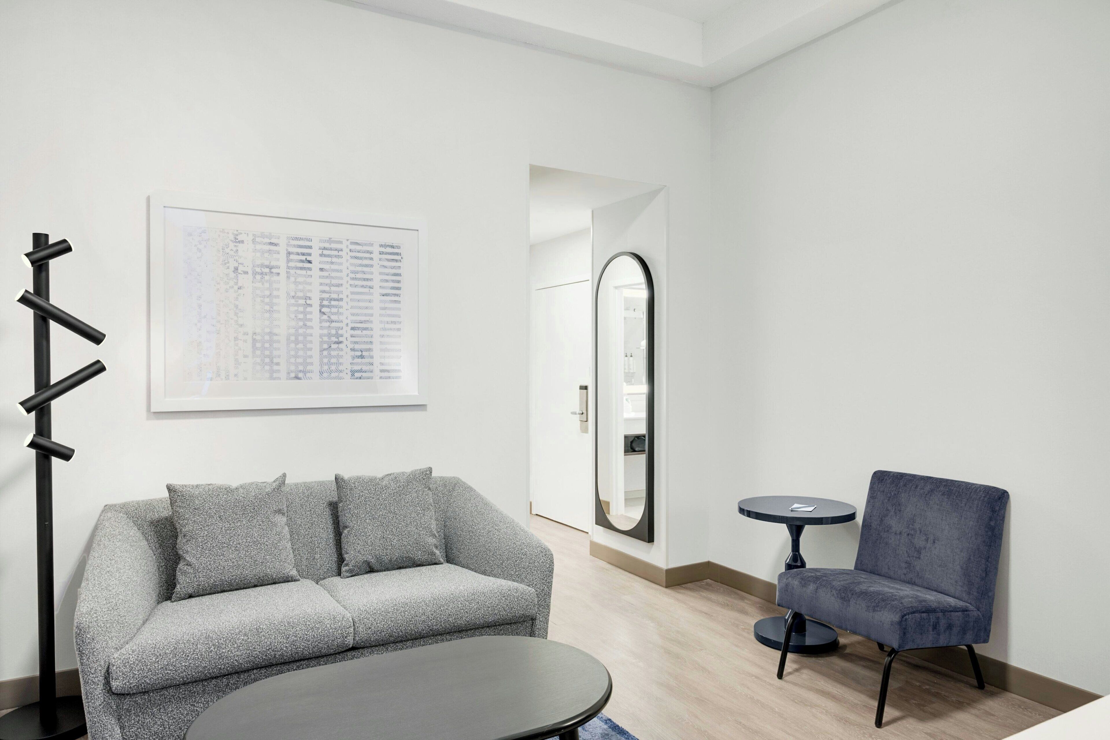 Suite, Plusieurs lits, accessible aux personnes malentendantes | Bar-salon