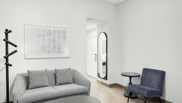 Suite, Plusieurs lits, accessible aux personnes malentendantes | Bar-salon