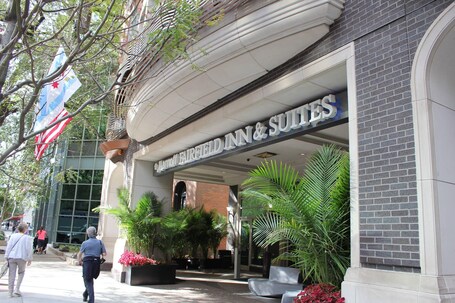 Fairfield Inn Suites Chicago Downtown Magnificent Mile - Image 2