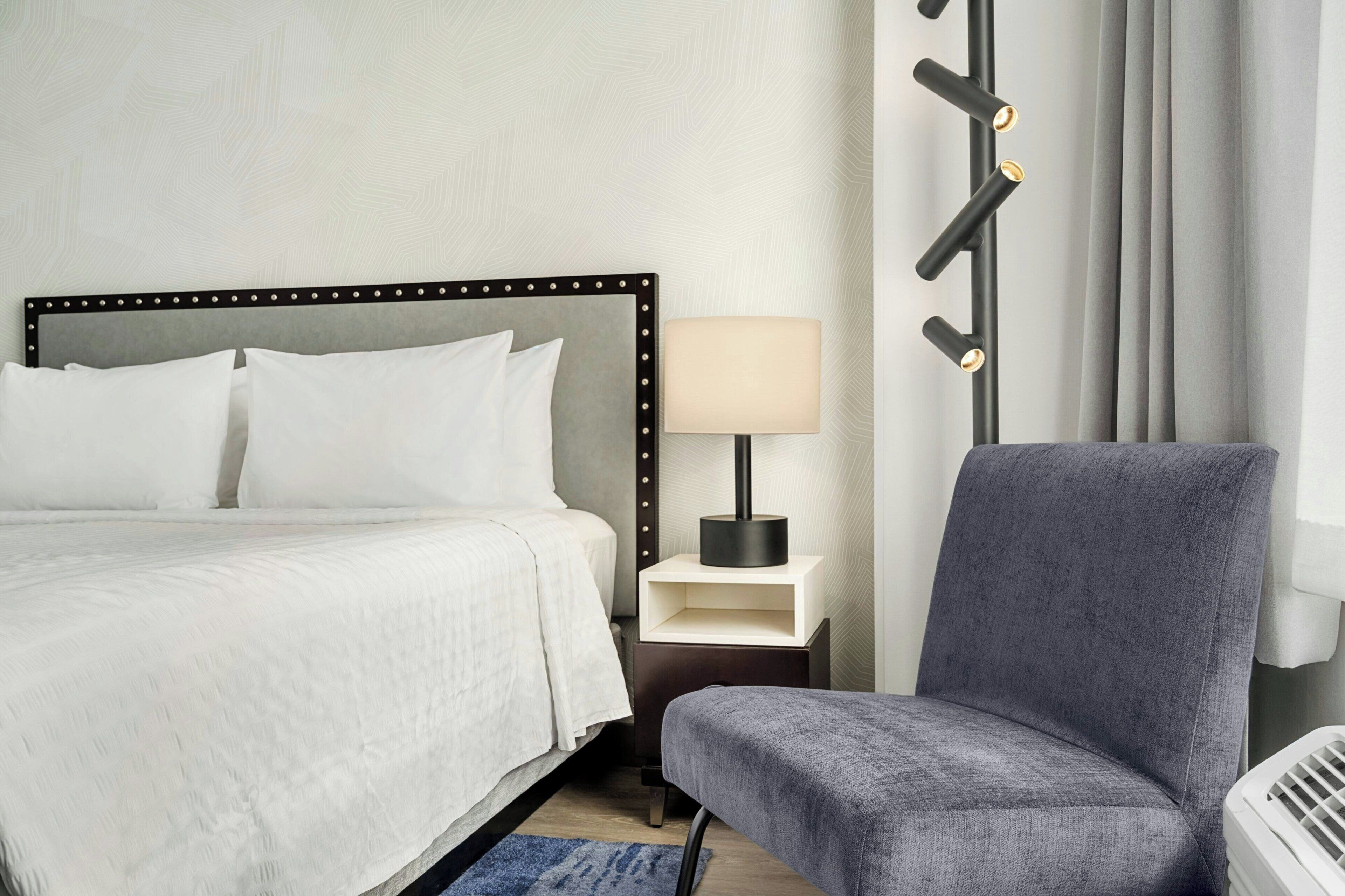 Habitación, 1 cama King size, notificación para personas con discapacidad auditiva | Camas con pillow-top, escritorio y cortinas blackout 