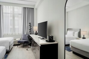 Kamar, 2 Tempat Tidur Double, difabel rungu | Bantalan ekstra lembut, meja kerja, dan tirai kedap cahaya